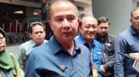 Penjabat Gubernur Jawa Barat Bey Triadi Machmudin memberikan keterangan di Poltekkes Kemenkes, Bandung, Jawa Barat, Selasa (21/11/2023). (Ricky Prayoga)