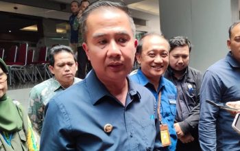 Penjabat Gubernur Jawa Barat Bey Triadi Machmudin memberikan keterangan di Poltekkes Kemenkes, Bandung, Jawa Barat, Selasa (21/11/2023). (Ricky Prayoga)