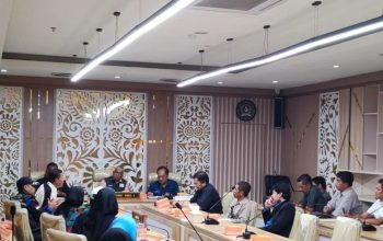 Situasi audiensi perwakilan serikat pekerja bersama Komisi V DPRD Jawa Barat dan Dinas Ketenagakerjaan dan Transmigrasi (Disnakertrans) Jabar, di Gedung DPRD Jabar, Kota Bandung, Selasa (21/11/2023). (Ricky Prayoga)