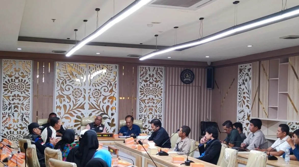 Situasi audiensi perwakilan serikat pekerja bersama Komisi V DPRD Jawa Barat dan Dinas Ketenagakerjaan dan Transmigrasi (Disnakertrans) Jabar, di Gedung DPRD Jabar, Kota Bandung, Selasa (21/11/2023). (Ricky Prayoga)