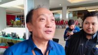 Kepala Dinas Tenaga Kerja dan Transmigrasi (Disnakertrans) Jawa Barat Teppy Wawan Dharmawan memberikan keterangan di Poltekes Kemenkes, Kota Bandung, Selasa (21/11/2023). (Ricky Prayoga)