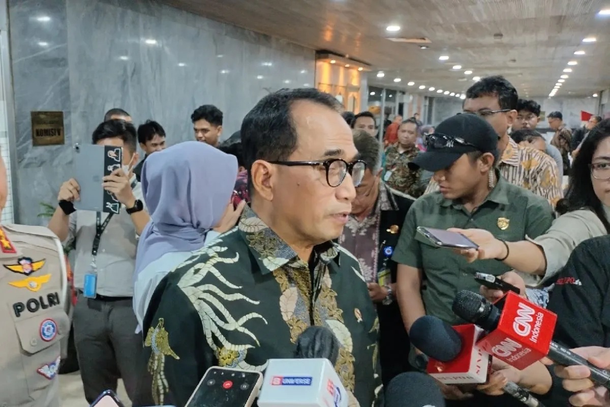Menteri Perhubungan Budi Karya Sumadi menyampaikan keterangan kepada awak media di Jakarta, Selasa (21/11/2023). (Aji Caki)