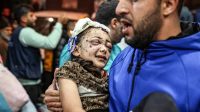 KEBIADABAN ZIONIS: Seorang anak yang terluka dievakuasi dari RS Indonesia di Jalur Gaza (20/11). (AFP)
