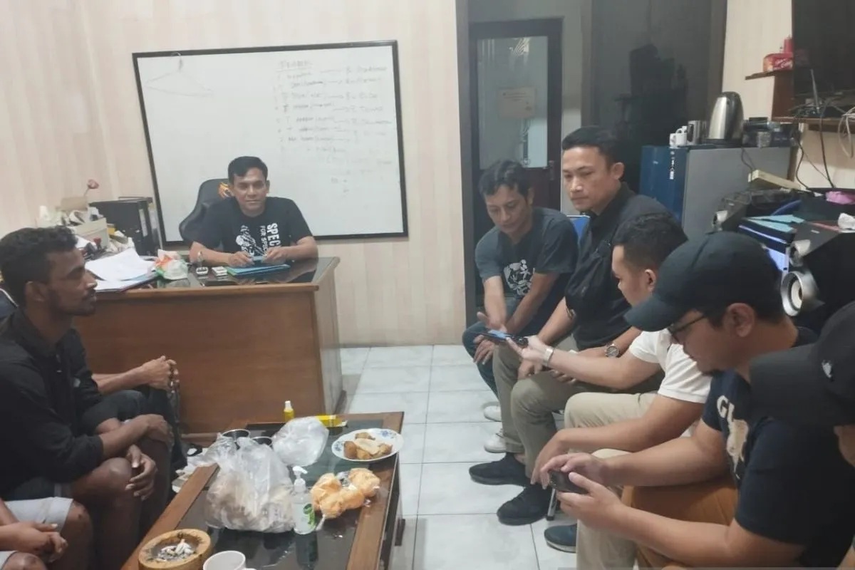 Empat warga Banglades saat dimintai keterangan oleh penyidik Unit PPA Satreskrim Polres Sukabumi terkait kasus percobaan penyelundupan orang ke Australia melalui jalur perairan laut Kabupaten Sukabumi, Jawa Barat pada Kamis, (23/11/2023). 