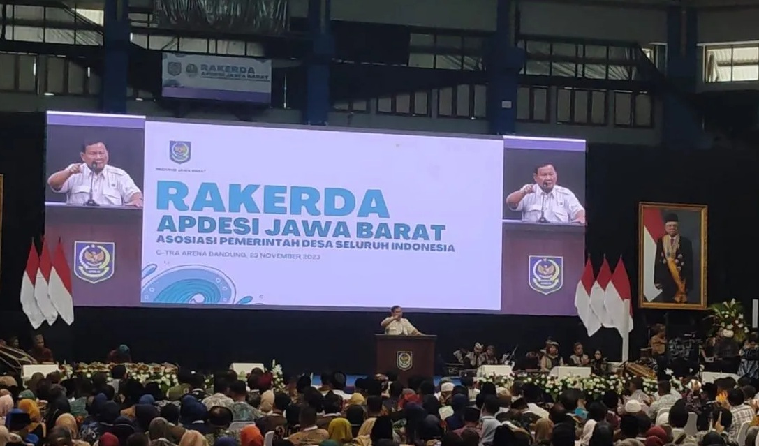 Menteri Pertahanan Prabowo Subianto memberikan sambutan pada Rakerda APDESI Jabar di Bandung, Kamis (23/11/2023). (Ricky Prayoga)
