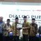 Calon presiden nomor urut 2 Prabowo Subianto (empat kiri) menerima kartu anggota kehormatan dari Pimpinan Pusat Muhammadiyah usai menghadiri Dialog Terbuka di Universitas Muhammadiyah Surabaya, Jumat (24/11/2023). (Humas UM Surabaya)