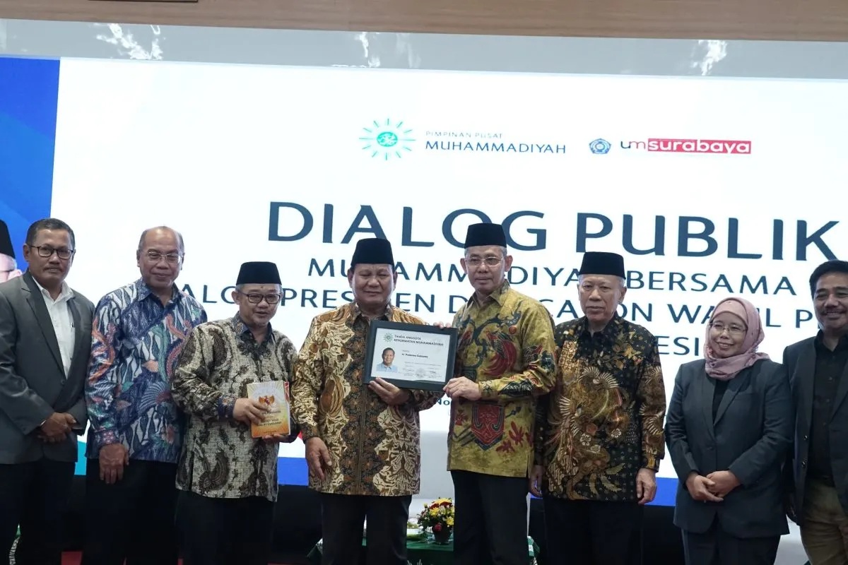 Calon presiden nomor urut 2 Prabowo Subianto (empat kiri) menerima kartu anggota kehormatan dari Pimpinan Pusat Muhammadiyah usai menghadiri Dialog Terbuka di Universitas Muhammadiyah Surabaya, Jumat (24/11/2023). (Humas UM Surabaya)