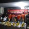 Kapolda Sulut Irjen Pol Setyo Budiyanto (ketiga dari kanan) memberikan keterangan pers terkait dengan situasi setelah bentrok antarkelompok warda di Bitung, Minggu (26/11/2023). (Jorie Darondo)