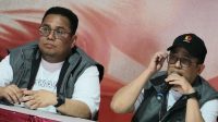 Anggota Bawaslu Puadi (kanan) didampingi Ketua Bawaslu Rahmat Bagja (kiri) berbicara dalam konferensi pers usai "Apel Siaga Pengawasan Tahapan Kampanye Pemilu Tahun 2024" di Lapangan Monumen Nasional (Monas), Jakarta, Minggu (26/11/2023). (Aprillio Abdullah Akbar)