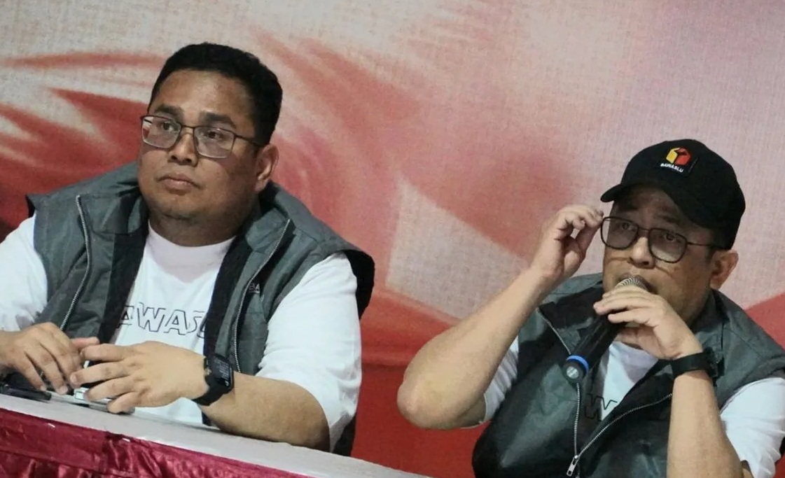 Anggota Bawaslu Puadi (kanan) didampingi Ketua Bawaslu Rahmat Bagja (kiri) berbicara dalam konferensi pers usai "Apel Siaga Pengawasan Tahapan Kampanye Pemilu Tahun 2024" di Lapangan Monumen Nasional (Monas), Jakarta, Minggu (26/11/2023). (Aprillio Abdullah Akbar)