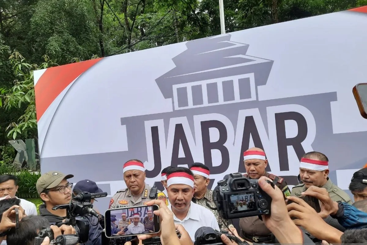 Penjabat (Pj) Gubernur Jawa Barat Bey Triadi Machmudin memberikan keterangan selepas deklarasi Jabar Akur di Gor Saparua, Bandung, Senin (27/11/2023). (Ricky Prayoga)