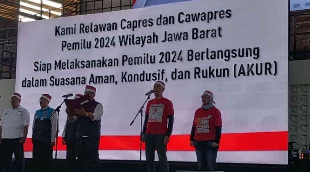 Relawan dari ketiga capres-cawapres yang akan berkontestasi dalam Pemilu 2024, mendeklarasikan Jawa Barat (Jabar) Aman, Kondusif, dan Rukun (Akur) saat Pemilu 2024, di GOR Saparua, Bandung, Senin (27/11/2023). (Ricky Prayoga)