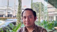 Ketua Bawaslu Jawa Barat Zacky M Zam-Zam memberikan keterangan di sela rapat pleno penetapan Daftar Calon Tetap (DCT) Pemilu 2024 oleh KPU Jawa Barat di Hotel Savoy Homann, Bandung, Jumat (3/11/2023). (Ricky Prayoga)