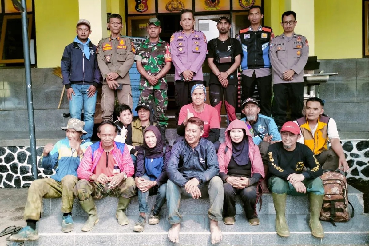 Polisi bersama masyarakat, TNI, aparatur pemerintah setempat, dan pendaki yang sempat hilang foto bersama di Markas Polsek Banjarwangi, Kabupaten Garut, Jawa Barat, Senin (27/11/2023). (Polsek Banjarwangi)