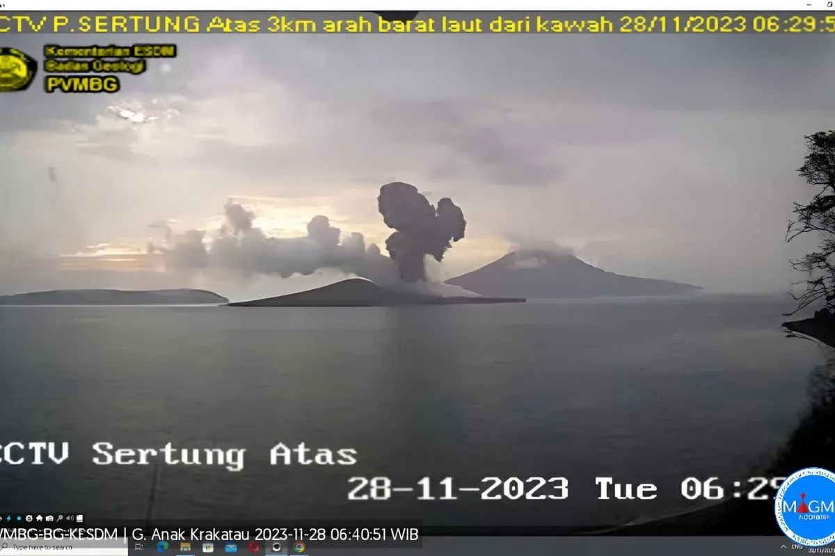 Tangkapan layar kamera CCTV yang memperlihatkan erupsi yang keluar dari kawah Gunung Anak Krakatau di Lampung, Selasa (28/11/2023). (PVMBG)