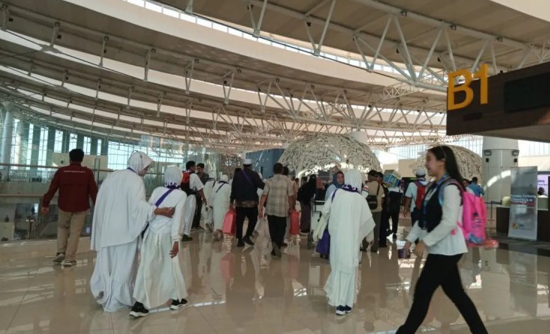 Suasana aktivitas penumpang di BIJB Kertajati di Majalengka, Jawa Barat, saat bandara itu beroperasi penuh pada 29 Oktober 2023. (Fathnur Rohman)