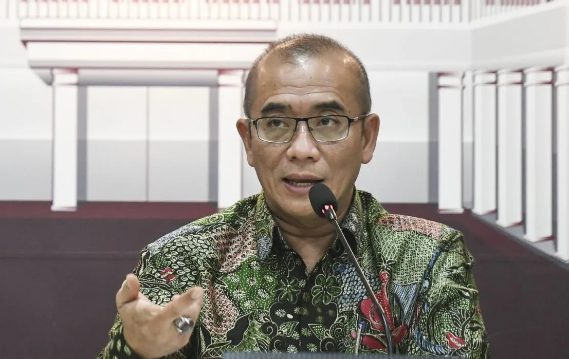 Ketua KPU Hasyim Asy'ari memberikan keterangan pers terkait Pemilu 2024 di kantor KPU, Jakarta, Selasa (28/11/2023). Konferensi pers tersebut membahas perkembangan logistik dan masalah hukum Pemilu 2024. (Hafidz Mubarak)