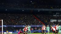 Pemain Feyenoord Rotterdam Santiago Gimenez mencetak gol bunuh diri dan itu menjadi gol ketiga untuk Atletico Madrid dalam pertandingan Liga Champions Grup E di De Kuip, Rotterdam, Belanda, Selasa (28/11/2023). (REUTERS/Piroschka Van De Wouw)