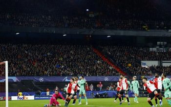Pemain Feyenoord Rotterdam Santiago Gimenez mencetak gol bunuh diri dan itu menjadi gol ketiga untuk Atletico Madrid dalam pertandingan Liga Champions Grup E di De Kuip, Rotterdam, Belanda, Selasa (28/11/2023). (REUTERS/Piroschka Van De Wouw)