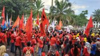 Situasi demonstrasi buruh terkait upah tenaga kerja di depan Gedung Sate Bandung, Rabu (29/11/2023). (Ricky Prayoga)