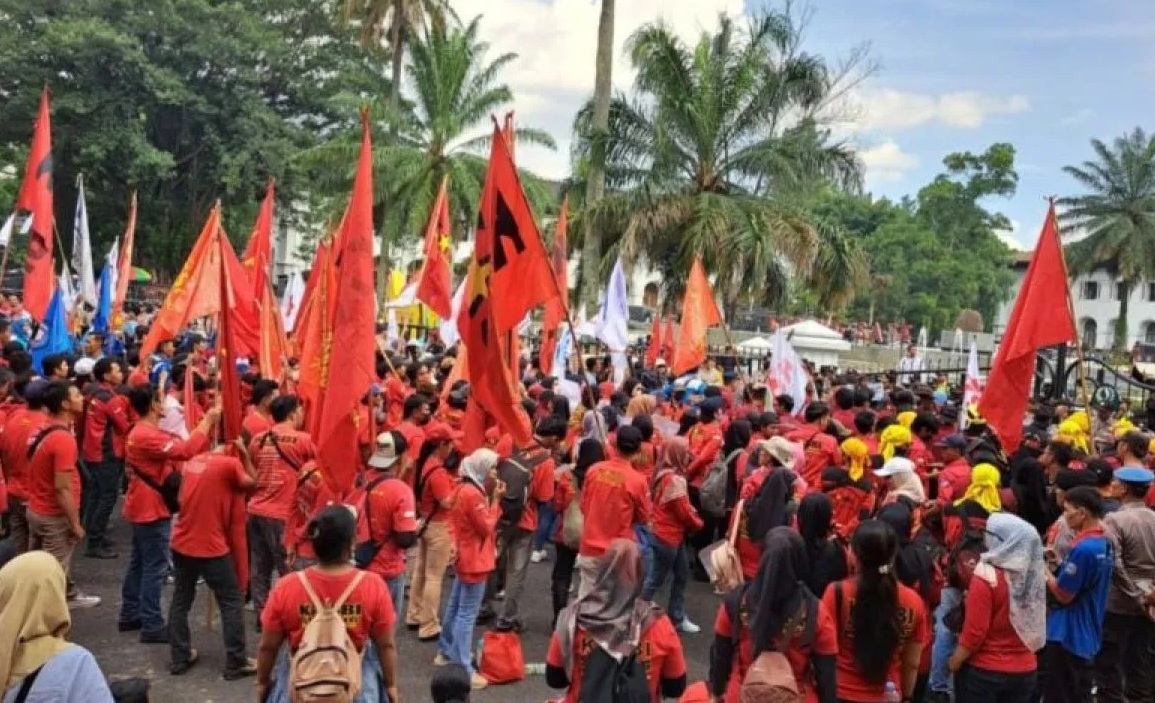 Situasi demonstrasi buruh terkait upah tenaga kerja di depan Gedung Sate Bandung, Rabu (29/11/2023). (Ricky Prayoga)