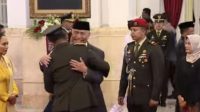 Luhut tampak memeluk dan mengucapkan selamat kepada Maruli usai agenda pelantikan Maruli sebagai Kasad oleh Presiden Joko Widodo. (Sekretariat Presiden)