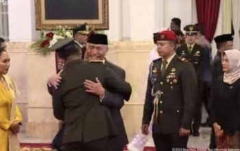 Luhut tampak memeluk dan mengucapkan selamat kepada Maruli usai agenda pelantikan Maruli sebagai Kasad oleh Presiden Joko Widodo. (Sekretariat Presiden)