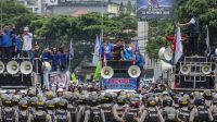 Massa yang tergabung dari berbagai serikat buruh Jawa Barat melakukan aksi unjuk rasa dan meutup akses di Jalan Dr. Djunjunan, Bandung, Jawa Barat, Kamis (30/11/2023). (Novrian Arbi)