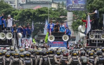 Massa yang tergabung dari berbagai serikat buruh Jawa Barat melakukan aksi unjuk rasa dan meutup akses di Jalan Dr. Djunjunan, Bandung, Jawa Barat, Kamis (30/11/2023). (Novrian Arbi)