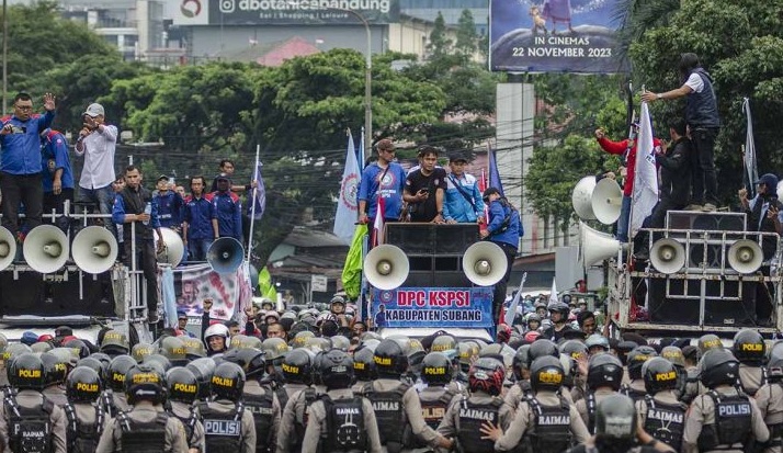 Massa yang tergabung dari berbagai serikat buruh Jawa Barat melakukan aksi unjuk rasa dan meutup akses di Jalan Dr. Djunjunan, Bandung, Jawa Barat, Kamis (30/11/2023). (Novrian Arbi)