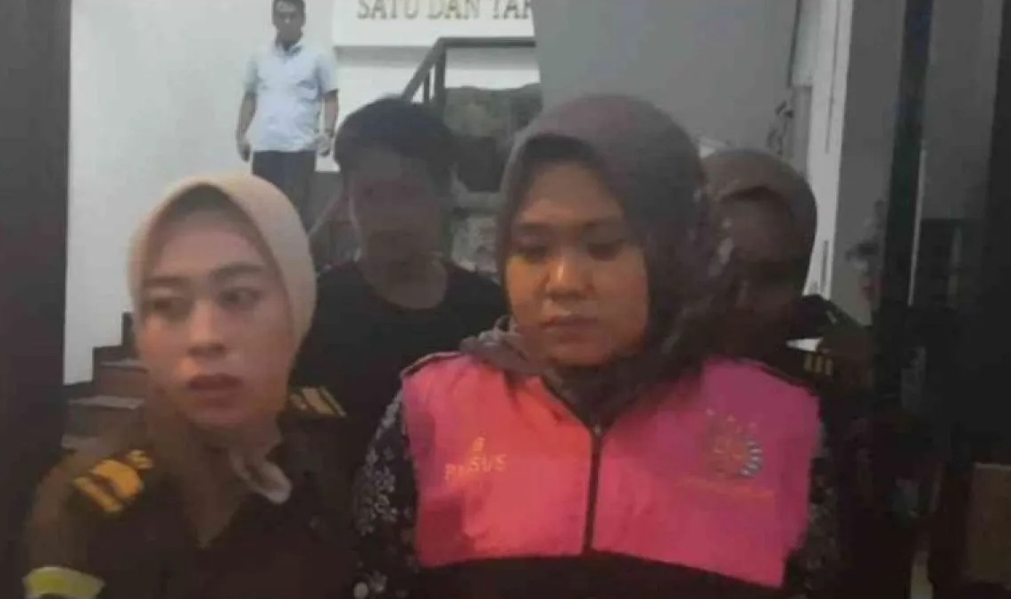 Tersangka RS keluar dari ruang pemeriksaan Kejaksaan Negeri Kabupaten Bekasi untuk dibawa menuju Lapas Cikarang pada Selasa (31/10/2023) malam. (Pradita Kurniawan Syah).