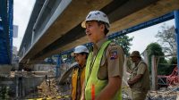 Wakil Wali Kota Bogor, Jawa Barat Dedie Abdul Rachim saat meninjau pembangunan Jembatan Otista pada Senin (30/10/2023). (Pemkot Bogor)
