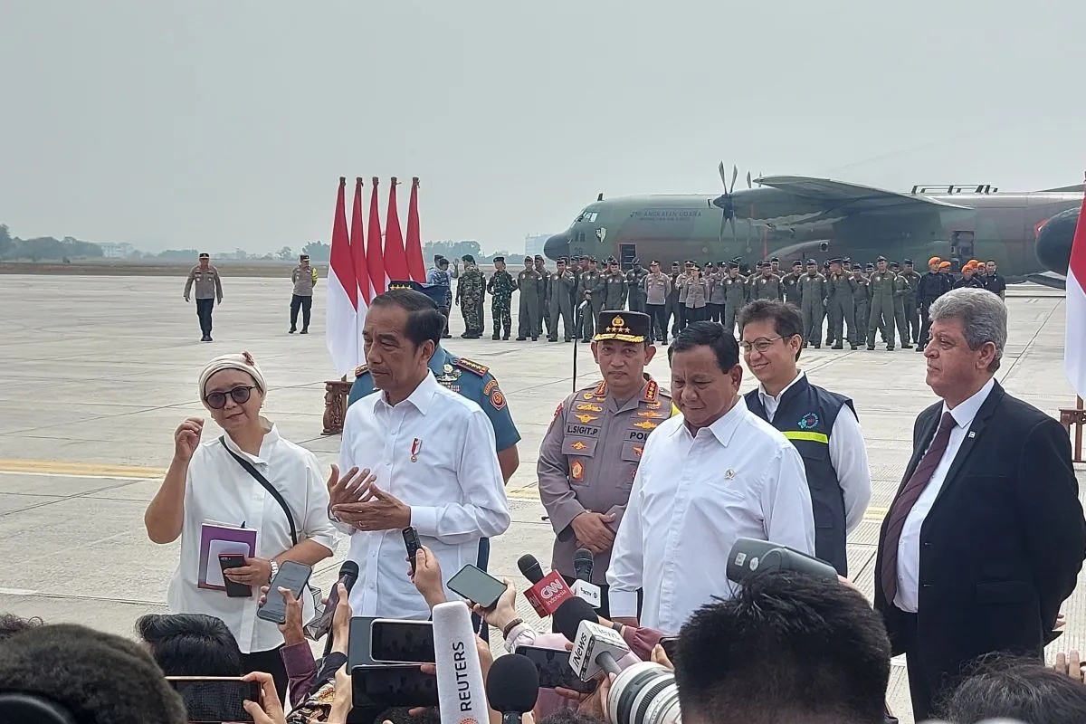 Presiden Joko Widodo menyampaikan keterangan kepada wartawan dalam agenda pelepasan pengiriman bantuan kemanusiaan dari Pemerintah RI untuk masyarakat Palestina di Gaza, bertempat di Base Ops Lanud Halim Perdanakusuma Jakarta Timur di Jakarta, Sabtu (4/11/2023). (Andi Firdaus)