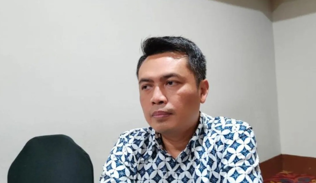 Komisioner dan Ketua Divisi Teknis Penyelenggaraan KPU Jawa Barat Adie Saputro memberikan keterangan di Savoy Homann Kota Bandung. (Ricky Prayoga)