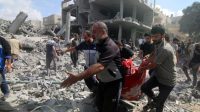 Sejumlah warga mengangkut para korban dari sebuah gedung yang hancur akibat serangan Israel di Kota Rafah di Jalur Gaza bagian selatan, Selasa (17/10/2023). (Xinhua/Khaled Omar/tm/am.)