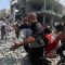 Sejumlah warga mengangkut para korban dari sebuah gedung yang hancur akibat serangan Israel di Kota Rafah di Jalur Gaza bagian selatan, Selasa (17/10/2023). (Xinhua/Khaled Omar/tm/am.)