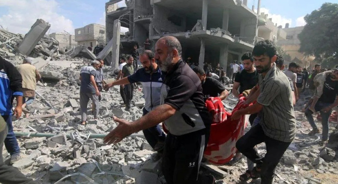 Sejumlah warga mengangkut para korban dari sebuah gedung yang hancur akibat serangan Israel di Kota Rafah di Jalur Gaza bagian selatan, Selasa (17/10/2023). (Xinhua/Khaled Omar/tm/am.)