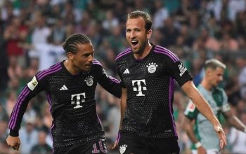 Pemain Bayern Munich Harry Kane berselebrasi dengan rekannya Leroy Sane ​​​​​​​setelah mencetak gol kedua ke gawang Werder Bremen dalam pertandingan sepak bola Liga Jerman (Bundesliga) di Stadion Weser, Bremen, Jerman, Sabtu (19/8/2023) dini hari. Bayern Munich menang telak atas Werder Bremen dengan skor 4-0. (Reuters/Fabian Bimmer/nym)