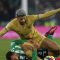 Pesepak bola Barcelona Ronald Araujo (atas) berebut bola dengan pemain Real Betis Borja Iglesias dalam laga Liga Spanyol di Stadion Benito Villamarin, Spanyol, Kamis (2/2/2023) dini hari. Barcelona tetap kokoh di puncak klasemen setelah mengalahkan tuan rumah Real Betis 2-1 dan mengumpulkan poin 50. (Reuters-Marcelo Del Pozo​​​​​​​/nym)
