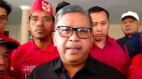 Sekretaris Jenderal DPP PDI Perjuangan (PDIP) Hasto Kristiyanto memberikan keterangan pers usai membuka Rapat Koordinasi Daerah DPD PDIP Nusa Tenggara Barat (NTB) di Mataram, Minggu (5/11/2023). 