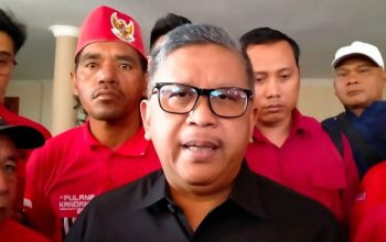 Sekretaris Jenderal DPP PDI Perjuangan (PDIP) Hasto Kristiyanto memberikan keterangan pers usai membuka Rapat Koordinasi Daerah DPD PDIP Nusa Tenggara Barat (NTB) di Mataram, Minggu (5/11/2023).