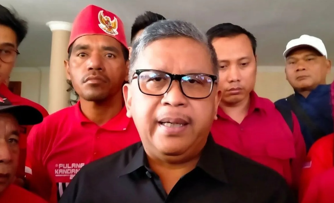 Sekretaris Jenderal DPP PDI Perjuangan (PDIP) Hasto Kristiyanto memberikan keterangan pers usai membuka Rapat Koordinasi Daerah DPD PDIP Nusa Tenggara Barat (NTB) di Mataram, Minggu (5/11/2023). 