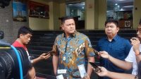 Dirreskrimum Polda Metro Jaya Kombes Pol Hengki Haryadi (baju batik) saat diwawancarai di Polda Metro Jaya, Jumat (27/10/2023). 