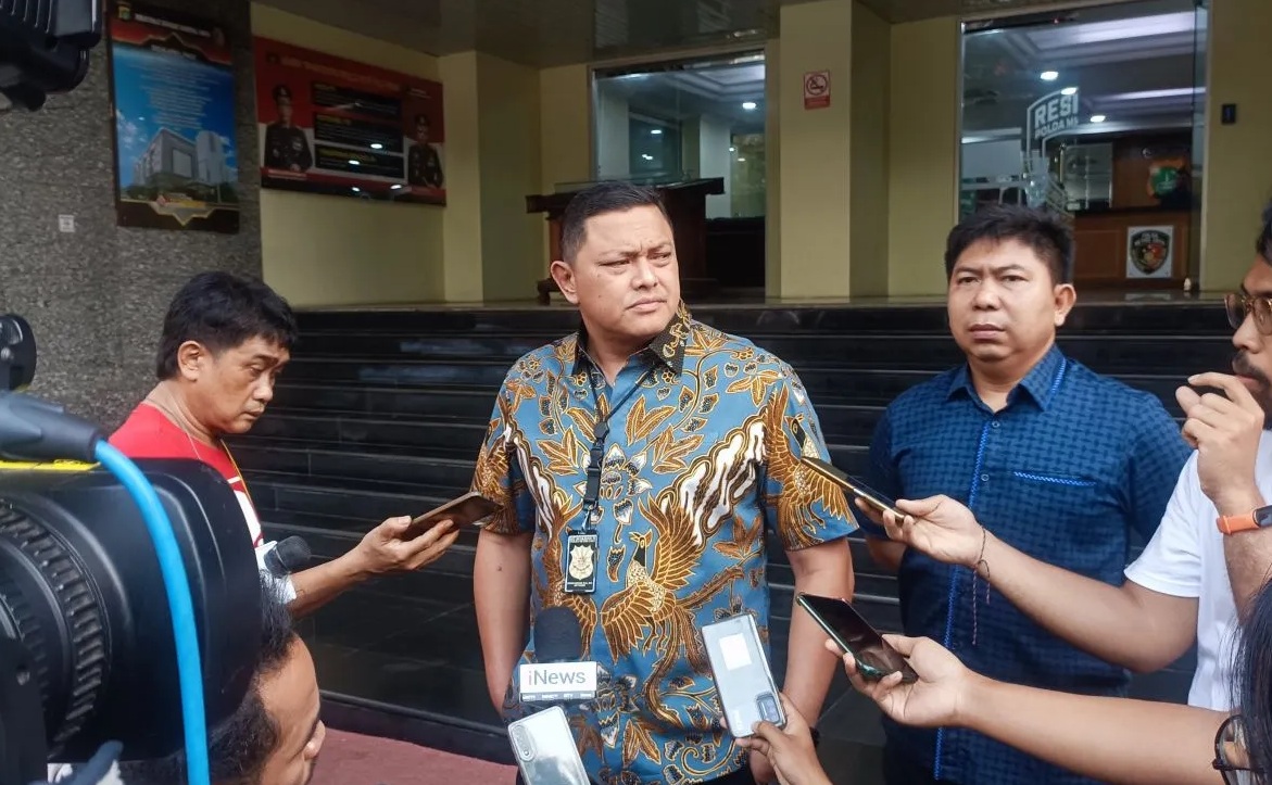 Dirreskrimum Polda Metro Jaya Kombes Pol Hengki Haryadi (baju batik) saat diwawancarai di Polda Metro Jaya, Jumat (27/10/2023). 
