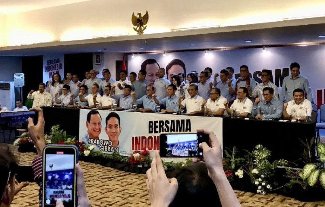 Tim Kampanye Nasional Koalisi Indonesia Maju berfoto bersama selepas acara deklarasi di Jakarta, Senin (6/11/2023). (Genta Tenri Mawangi).