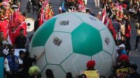Sejumlah petugas menggelindingkan bola besar saat Trophy Experience FIFA U-17 World Cup di Jalan Tunjungan, Surabaya, Jawa Timur, Minggu (29/10/2023). (Didik Suhartono)