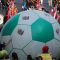 Sejumlah petugas menggelindingkan bola besar saat Trophy Experience FIFA U-17 World Cup di Jalan Tunjungan, Surabaya, Jawa Timur, Minggu (29/10/2023). (Didik Suhartono)