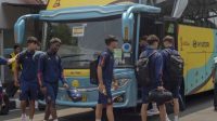 Pesepak bola Tim Nasional Spanyol U-17 memasuki bus setibanya di Bandara Adi Soemarmo, Boyolali, Jawa Tengah, Senin (6/11/2023). (Aloysius Jarot Nugroho).