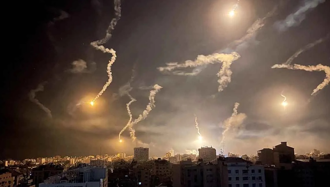 Suar dijatuhkan pasukan Israel, di tengah konflik yang berlangsung antara Israel dan Hamas, di Gaza, Senin (6/11/2023). (REUTERS/Mohammed Al-Masri)