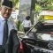 Ketua Majelis Kehormatan Mahkamah Konstitusi (MKMK) Jimly Asshiddiqie berjalan menuju Gedung II Mahkamah Konstitusi (MK) di Jakarta, Jumat (3/11/2023). (Galih Pradipta)